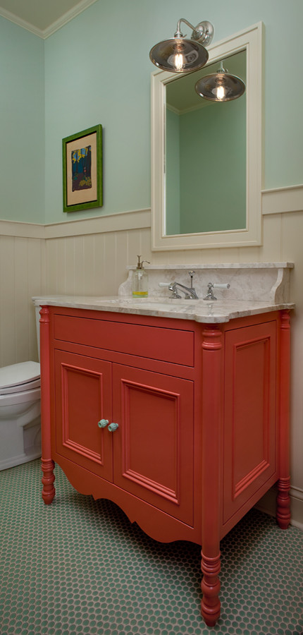 Foto på ett maritimt badrum, med ett undermonterad handfat, marmorbänkskiva, en dusch i en alkov, en toalettstol med separat cisternkåpa, grön kakel, keramikplattor och klinkergolv i keramik