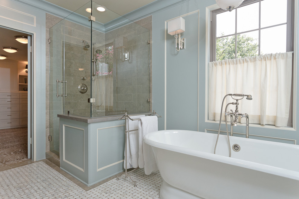 Inredning av ett klassiskt mellanstort en-suite badrum, med ett fristående handfat, luckor med profilerade fronter, blå skåp, ett fristående badkar, en hörndusch, blå kakel, blå väggar och marmorgolv