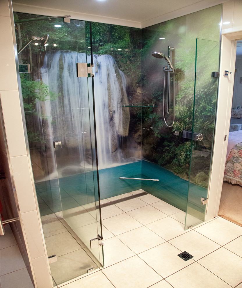 Idee per una stanza da bagno tropicale con doccia doppia, lastra di vetro, pavimento con piastrelle in ceramica e porta doccia a battente