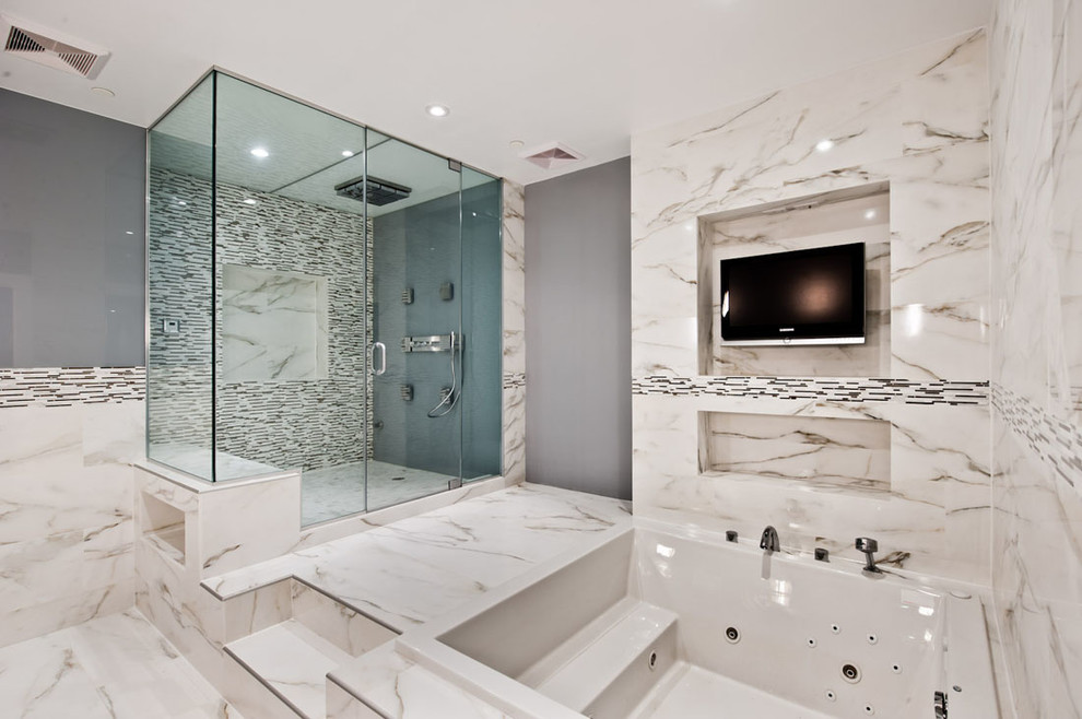 На фото: огромная главная ванная комната в современном стиле с гидромассажной ванной, угловым душем, разноцветной плиткой, мраморной плиткой, серыми стенами, мраморным полом, серым полом и душем с распашными дверями с