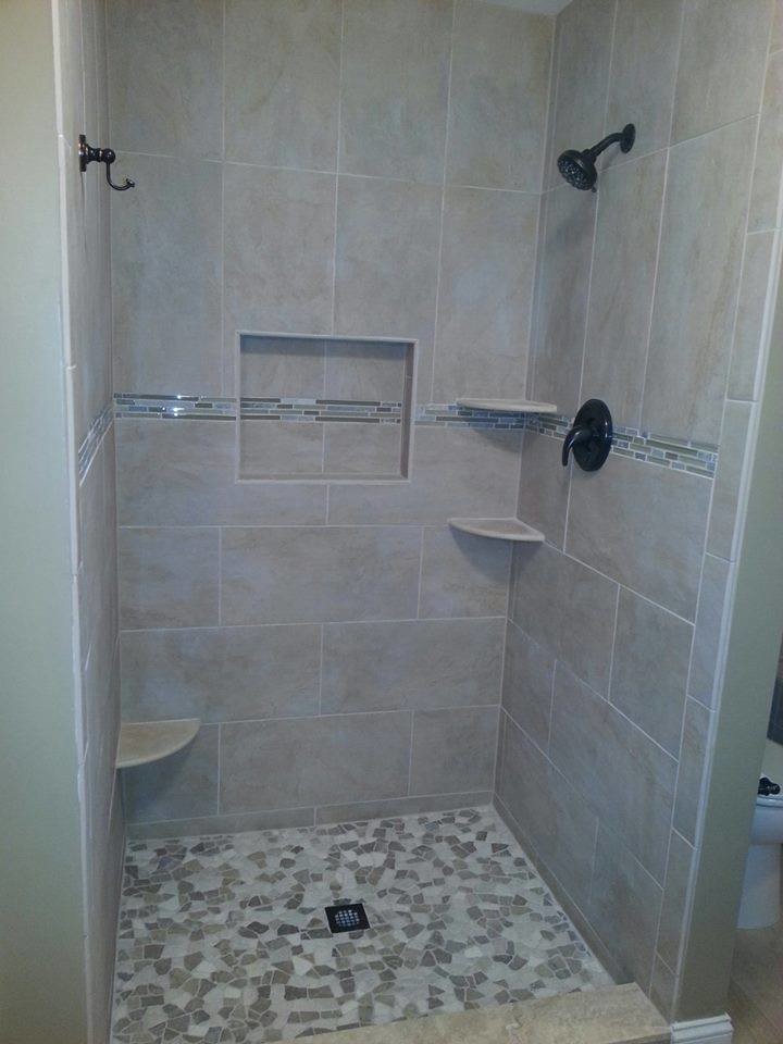 Ispirazione per una stanza da bagno padronale classica di medie dimensioni con doccia alcova, piastrelle beige, piastrelle in ceramica, pareti beige e doccia aperta