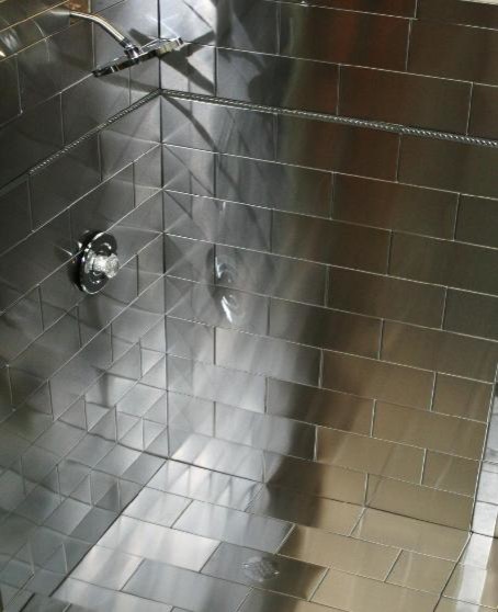 Стильный дизайн: ванная комната в стиле модернизм с металлической плиткой - последний тренд