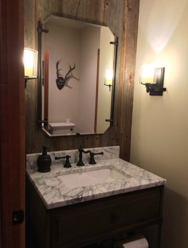 Imagen de cuarto de baño rústico pequeño con armarios con paneles lisos, puertas de armario de madera en tonos medios, paredes beige, aseo y ducha, lavabo bajoencimera y encimera de mármol