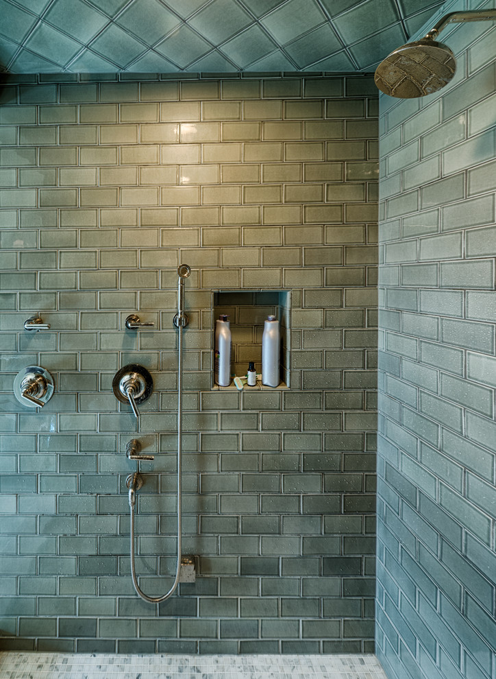 Ispirazione per una stanza da bagno padronale country di medie dimensioni con lavabo da incasso, ante in stile shaker, top in granito, vasca da incasso, WC a due pezzi, piastrelle verdi, piastrelle di vetro e pareti beige