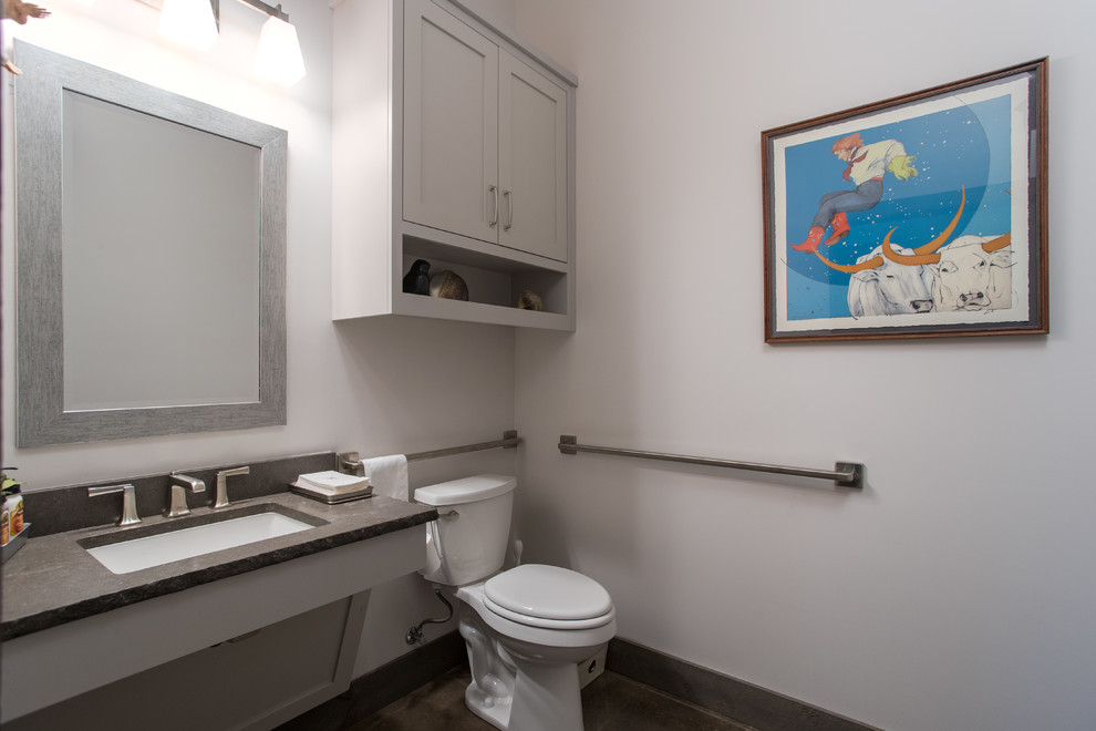 На фото: ванная комната среднего размера в стиле рустика с фасадами в стиле шейкер, серыми фасадами, раздельным унитазом, серой плиткой, серыми стенами, бетонным полом, врезной раковиной, столешницей из известняка и серым полом