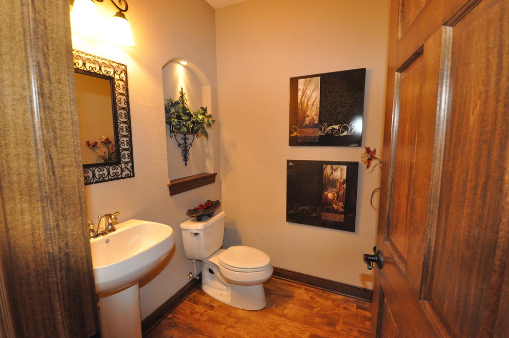 Ispirazione per una stanza da bagno con doccia tradizionale di medie dimensioni con lavabo a colonna, pareti beige e pavimento in legno massello medio