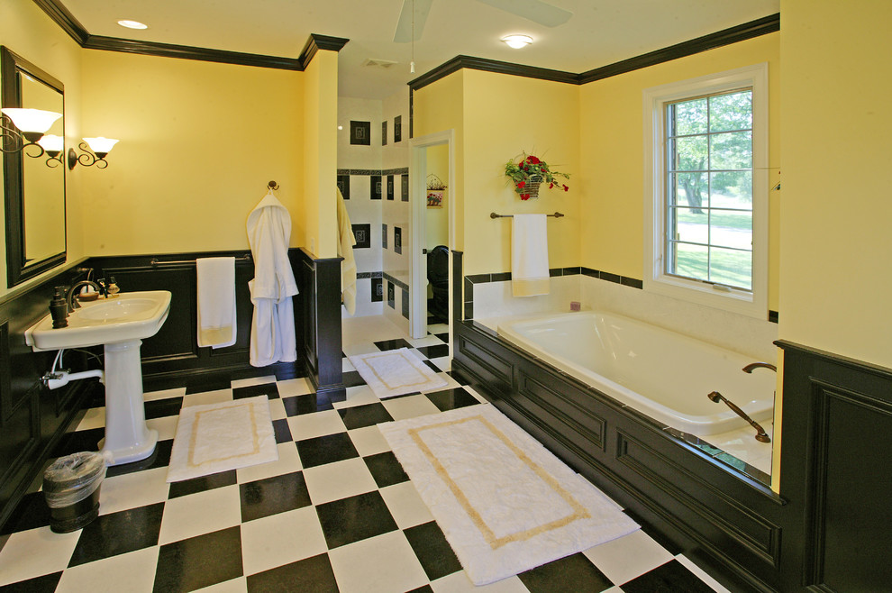 Идея дизайна: ванная комната в стиле рустика с раковиной с пьедесталом и желтыми стенами