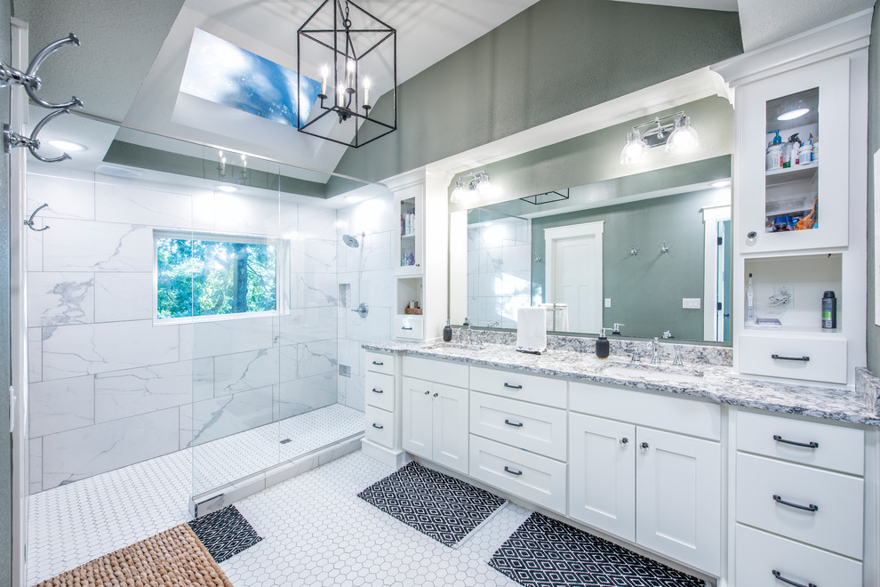 Inredning av ett lantligt stort grå grått en-suite badrum, med skåp i shakerstil, vita skåp, grå väggar, klinkergolv i keramik, granitbänkskiva, vitt golv, med dusch som är öppen, en kantlös dusch, vit kakel och ett undermonterad handfat