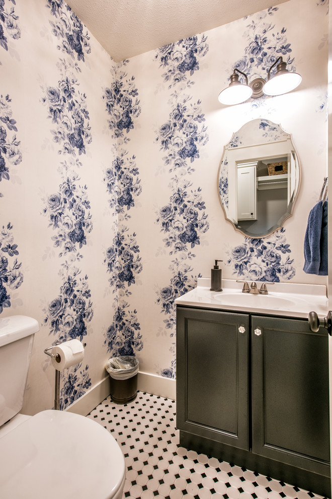 Idee per una piccola stanza da bagno con doccia tradizionale con ante in stile shaker, ante nere, WC monopezzo, pareti blu, pavimento con piastrelle in ceramica, lavabo integrato, top in granito, pavimento bianco e top bianco