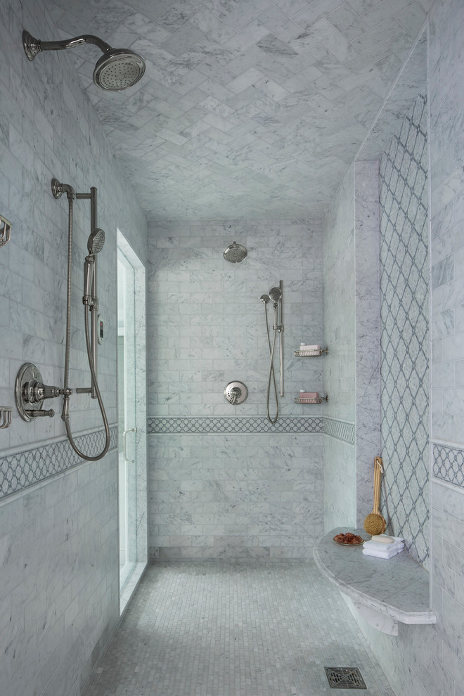 На фото: огромная главная ванная комната в классическом стиле с двойным душем, белой плиткой, серой плиткой, мраморной плиткой, мраморным полом, серым полом, душем с распашными дверями, белыми фасадами, мраморной столешницей, отдельно стоящей ванной, синими стенами и врезной раковиной с