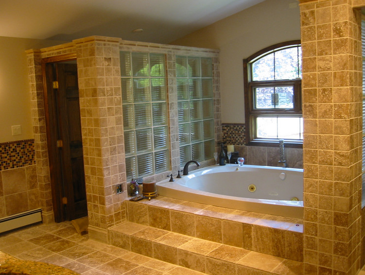 Inspiration för mellanstora klassiska badrum med dusch, med skåp i ljust trä, ett undermonterat badkar, flerfärgad kakel, stenkakel, flerfärgade väggar och klinkergolv i keramik