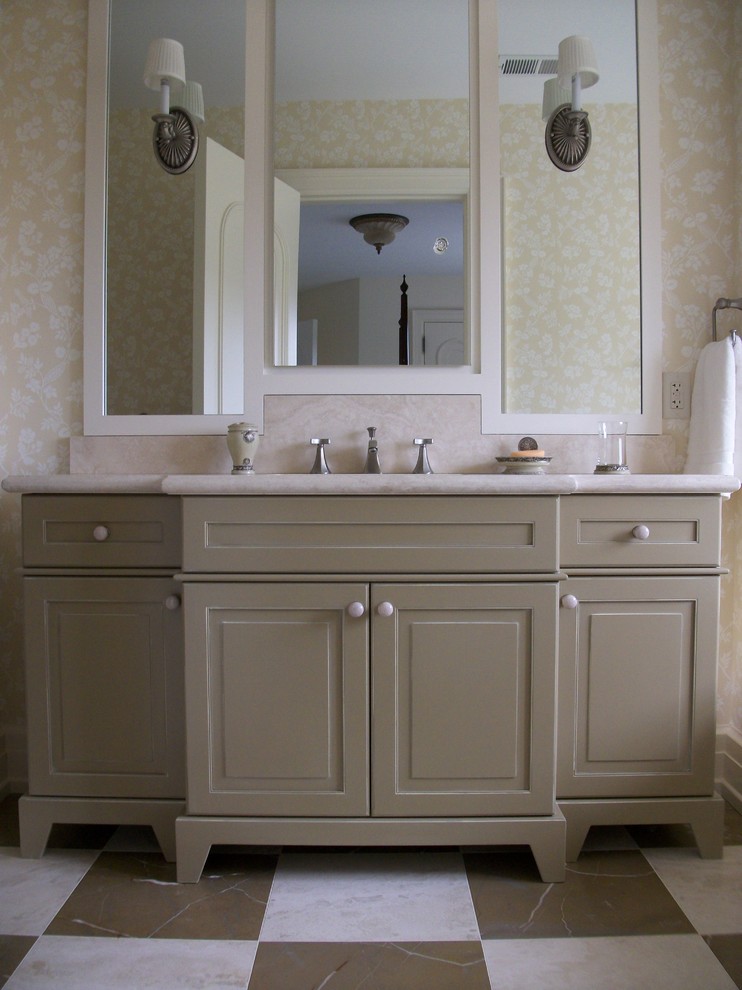 Exempel på ett mellanstort klassiskt badrum, med ett nedsänkt handfat, luckor med upphöjd panel, beige skåp, bänkskiva i kvarts och marmorgolv