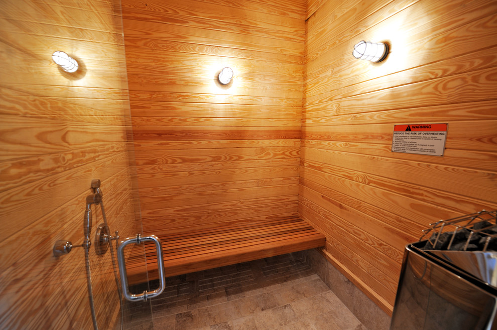 Sauna mit Marmor-Waschbecken/Waschtisch, hellbraunen Holzschränken, beigen Fliesen, beiger Wandfarbe und Travertin in Raleigh