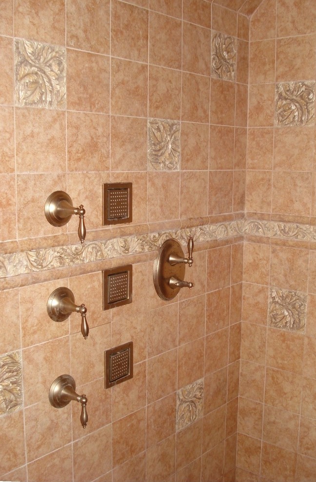 Idée de décoration pour une salle de bain principale tradition de taille moyenne avec une douche d'angle, un mur beige, un carrelage beige, mosaïque, un plan de toilette en carrelage et aucune cabine.