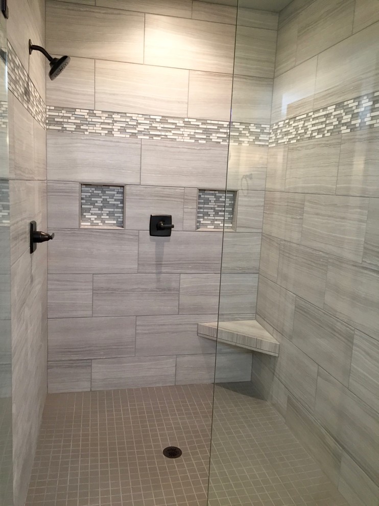 Imagen de cuarto de baño de estilo americano grande con ducha empotrada