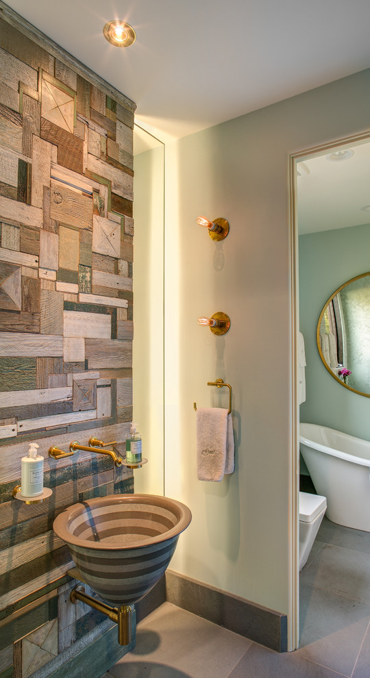 Modernes Badezimmer mit Aufsatzwaschbecken, freistehender Badewanne und bunten Wänden in Seattle