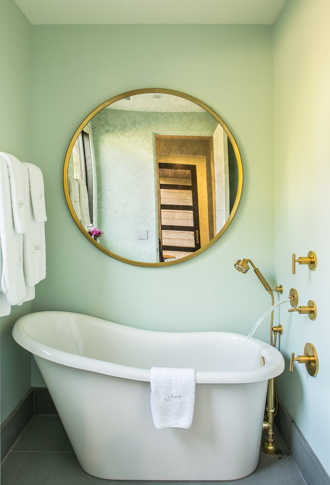 Ejemplo de cuarto de baño contemporáneo pequeño con bañera exenta, sanitario de una pieza y paredes azules