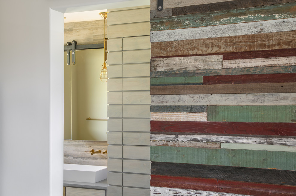 Exemple d'une salle de bain tendance en bois clair de taille moyenne avec une grande vasque, un plan de toilette en granite, une douche d'angle, WC séparés et un mur blanc.