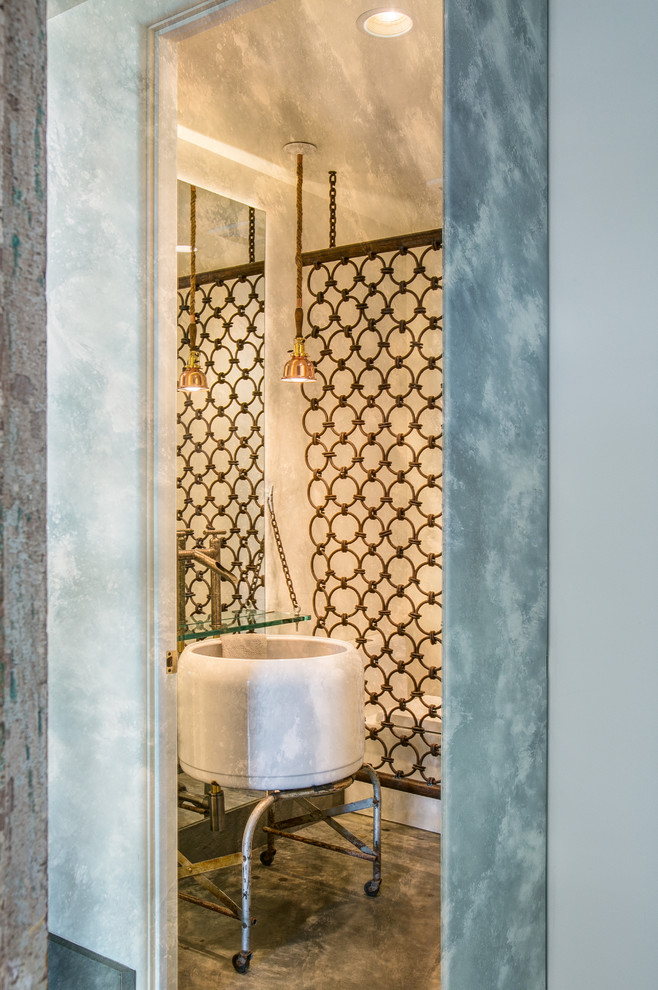 Foto de cuarto de baño contemporáneo pequeño con encimera de vidrio, sanitario de una pieza, paredes blancas y suelo de cemento
