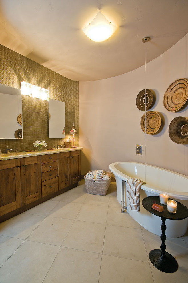 Exempel på ett stort modernt en-suite badrum, med ett fristående badkar, ett undermonterad handfat, skåp i shakerstil, skåp i mellenmörkt trä, beige väggar, klinkergolv i keramik, bänkskiva i kvarts och grön kakel