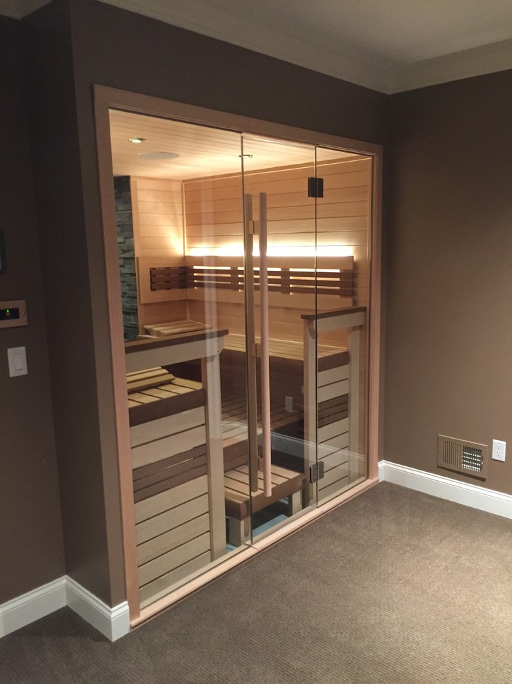 Idée de décoration pour un grand sauna nordique avec un espace douche bain, parquet clair, un sol beige, un mur marron et une cabine de douche à porte battante.