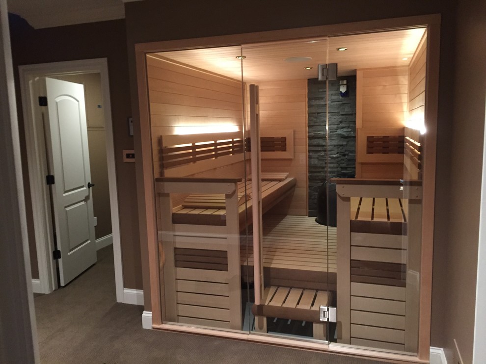 Idées déco pour un grand sauna scandinave avec un espace douche bain, parquet clair, un sol beige, un mur marron et une cabine de douche à porte battante.