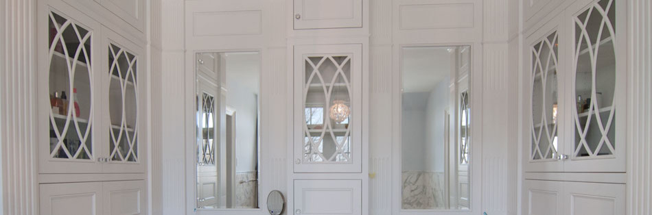 Стильный дизайн: огромная главная ванная комната в классическом стиле с врезной раковиной, фасадами с декоративным кантом, белыми фасадами, мраморной столешницей, ванной на ножках, белыми стенами и мраморным полом - последний тренд