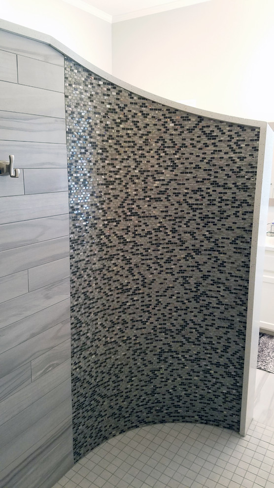 Idéer för ett stort klassiskt vit en-suite badrum, med en öppen dusch, mosaik, skåp i shakerstil, vita skåp, flerfärgad kakel, vita väggar, klinkergolv i porslin, ett fristående handfat, bänkskiva i kvarts, grått golv och med dusch som är öppen