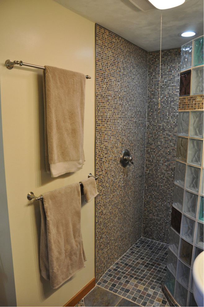 Foto di una stanza da bagno padronale classica di medie dimensioni con doccia aperta, piastrelle marroni, piastrelle a mosaico, pareti beige e pavimento in ardesia