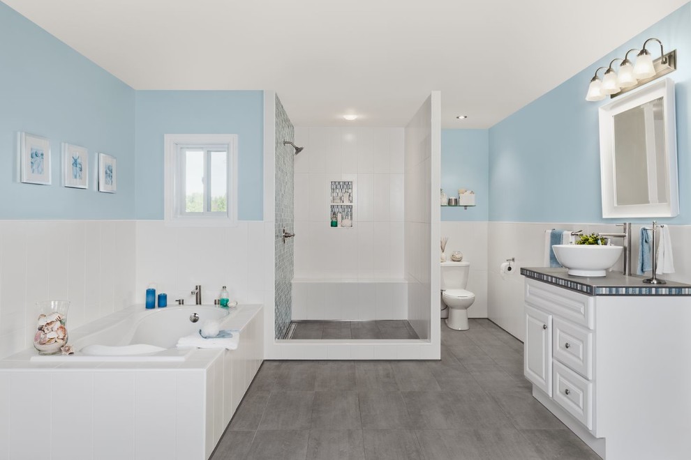 Foto di una stanza da bagno classica con vasca da incasso, piastrelle grigie, pareti blu, pavimento con piastrelle in ceramica, doccia aperta, piastrelle in ceramica e top piastrellato