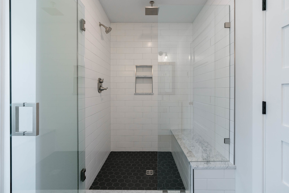 Idées déco pour une salle de bain campagne en bois clair avec un placard à porte plane, un plan de toilette en marbre et un plan de toilette gris.