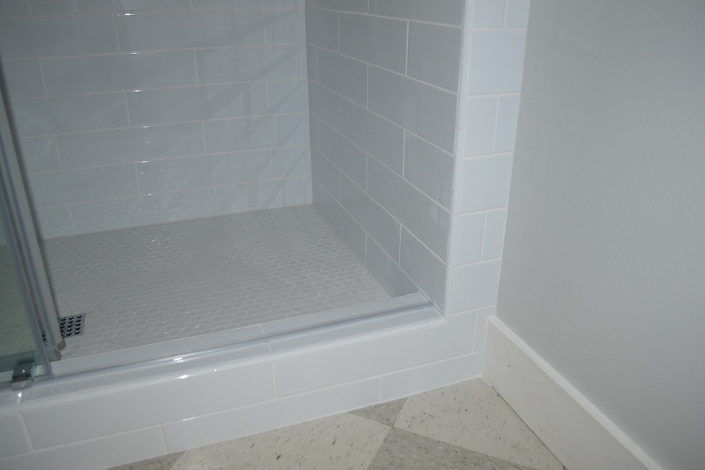 Idée de décoration pour une douche en alcôve tradition de taille moyenne avec une cabine de douche à porte coulissante.