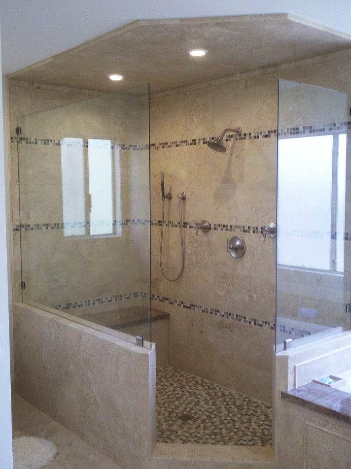 Idéer för att renovera ett mellanstort vintage en-suite badrum, med en dusch i en alkov, beige kakel, vita väggar, kalkstensgolv, beiget golv och dusch med gångjärnsdörr