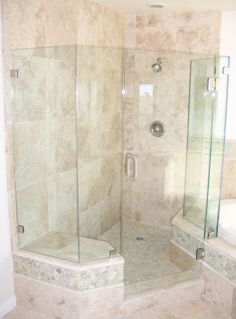 Inspiration för ett mellanstort vintage en-suite badrum, med ett platsbyggt badkar, en dusch i en alkov, beige kakel, kakelplattor, beige väggar, kalkstensgolv, beiget golv och dusch med gångjärnsdörr