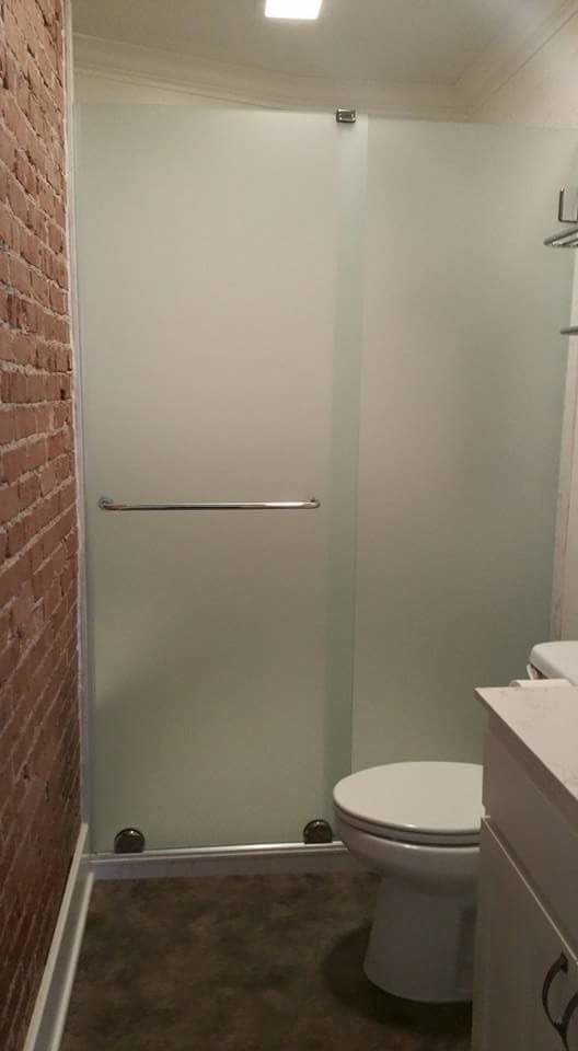 Inspiration för ett litet industriellt en-suite badrum, med luckor med infälld panel, vita skåp, en dusch i en alkov, en toalettstol med separat cisternkåpa, vit kakel, stenhäll, röda väggar, vinylgolv och bänkskiva i kvartsit