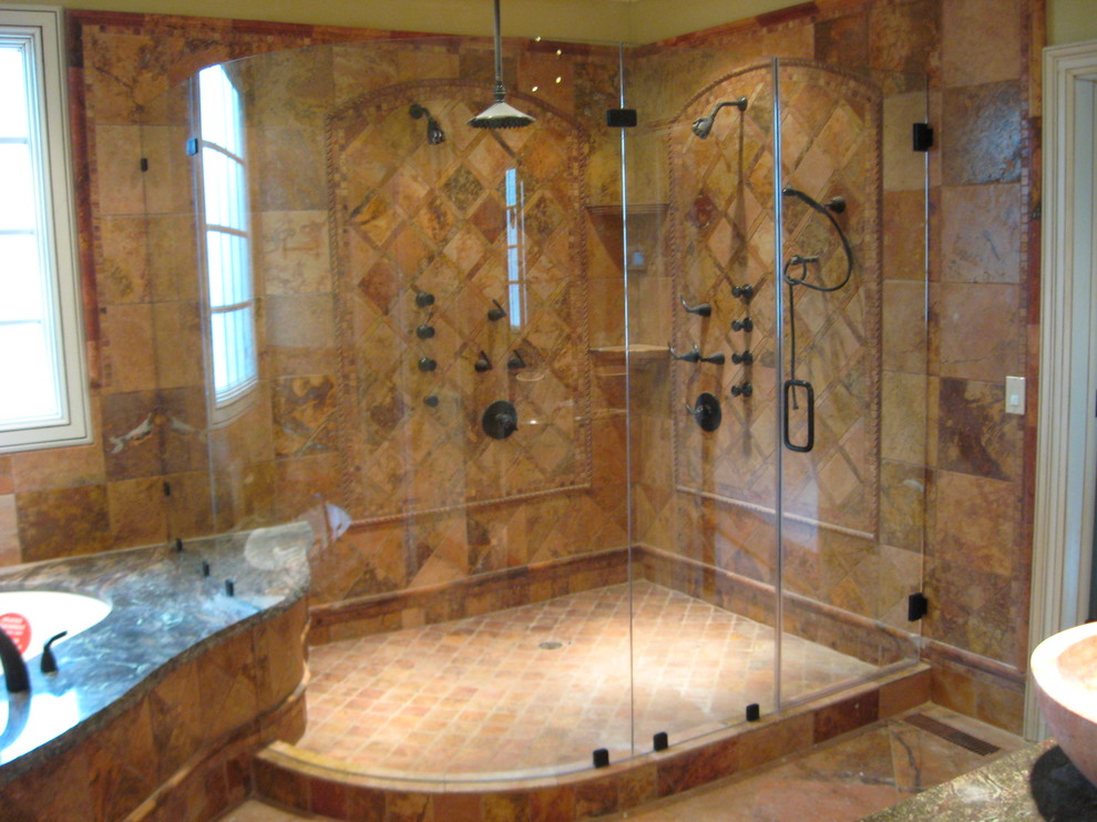 Idées déco pour une douche en alcôve principale montagne de taille moyenne avec une baignoire encastrée, un carrelage beige, un carrelage marron, des carreaux de céramique, un mur marron, un sol en carrelage de céramique, une vasque et un plan de toilette en granite.