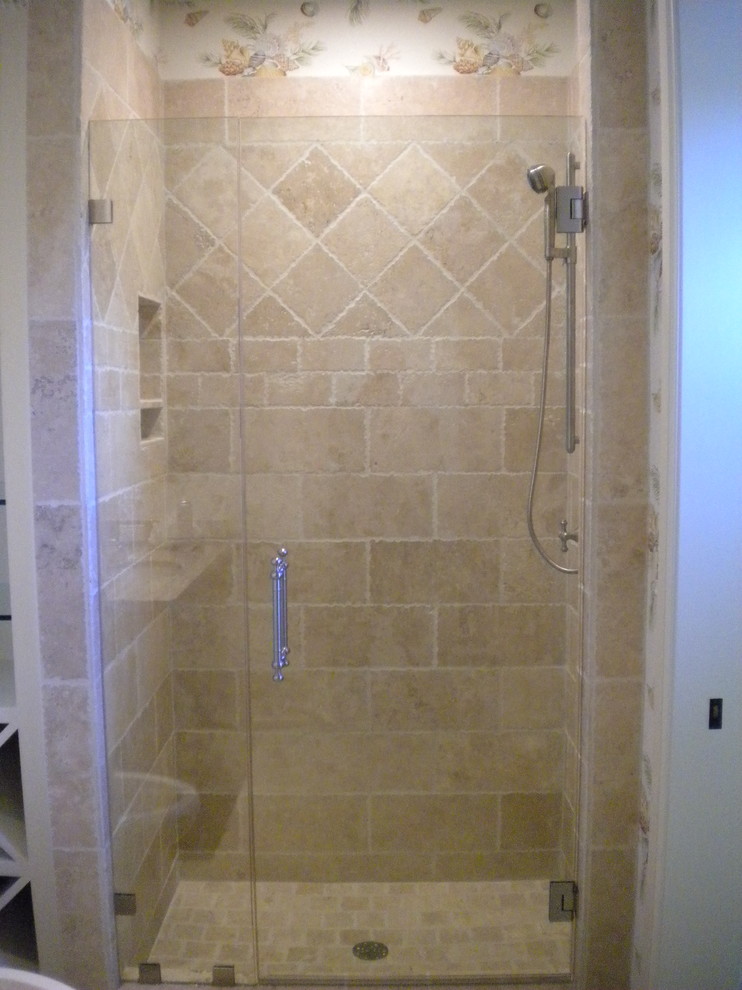 Idéer för ett mellanstort rustikt en-suite badrum, med en dusch i en alkov, öppna hyllor, vita skåp, beige kakel, keramikplattor, beige väggar och tegelgolv