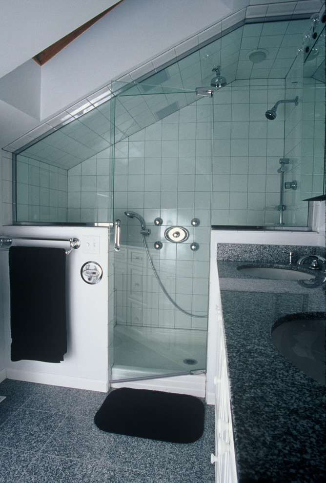 Idee per una grande stanza da bagno padronale moderna con doccia aperta, pareti bianche, piastrelle bianche e piastrelle in ceramica