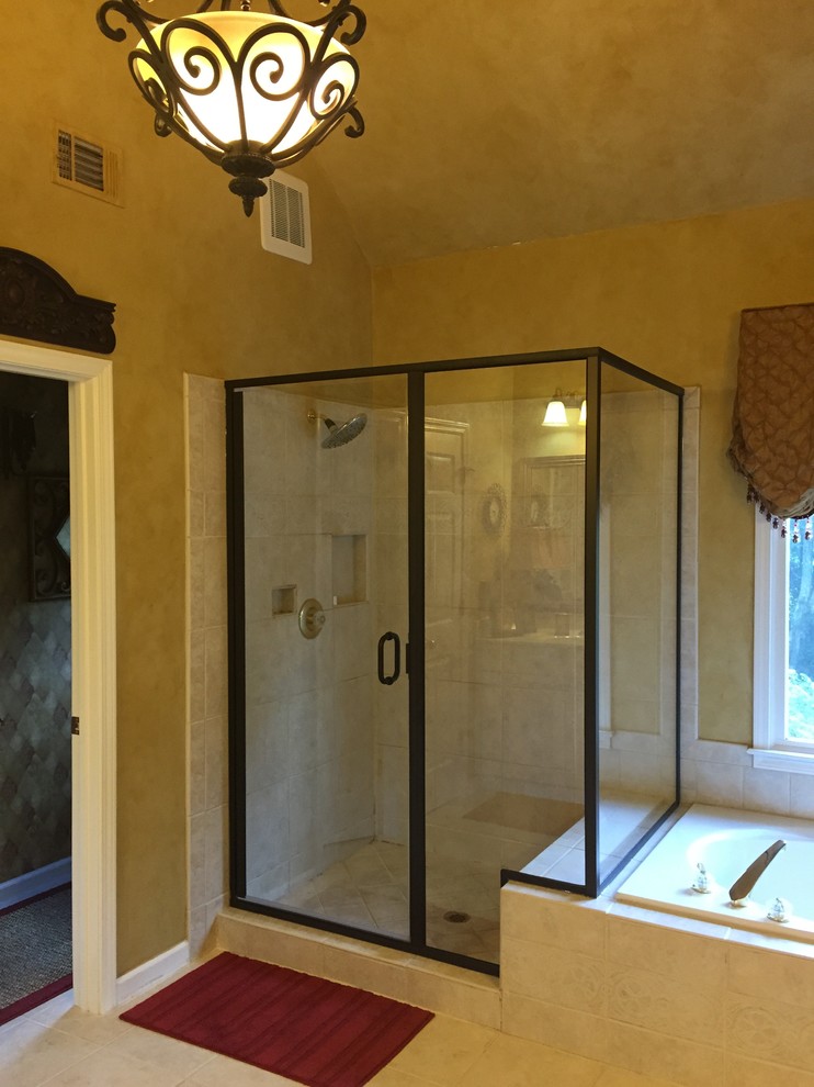 アトランタにある中くらいなトラディショナルスタイルのおしゃれなマスターバスルーム (茶色い壁、セラミックタイルの床、ベージュの床、ドロップイン型浴槽、コーナー設置型シャワー、開き戸のシャワー) の写真