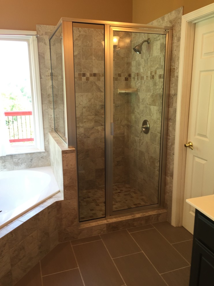 Идея дизайна: главная ванная комната среднего размера в классическом стиле с накладной ванной, угловым душем, коричневыми стенами, полом из керамогранита, коричневым полом и душем с распашными дверями