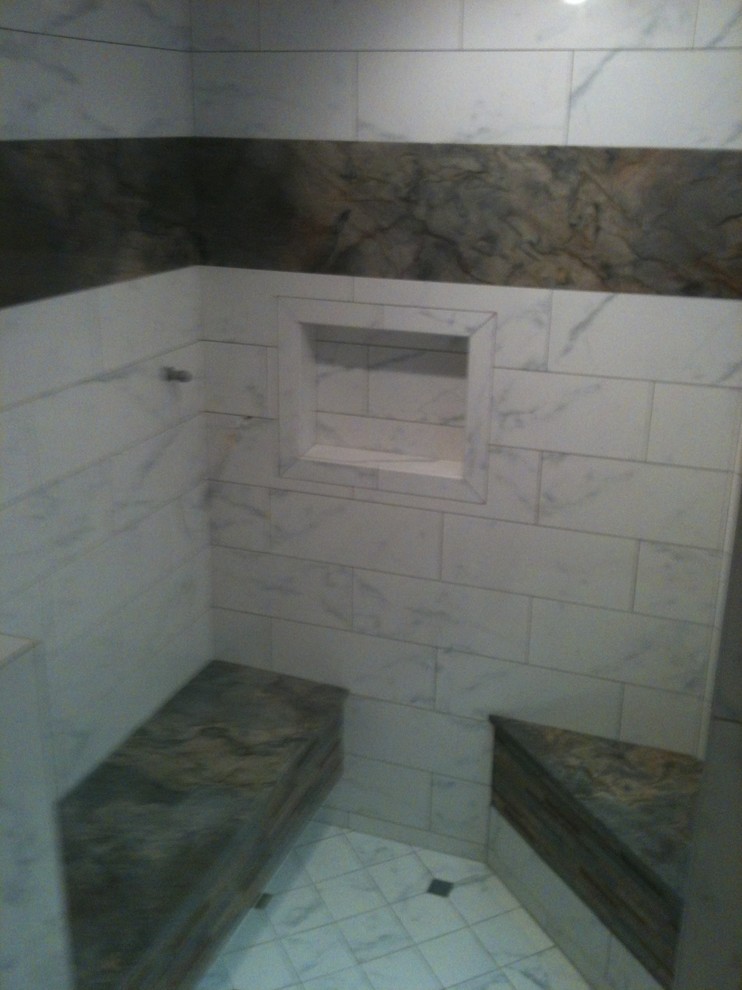 На фото: ванная комната в стиле кантри с