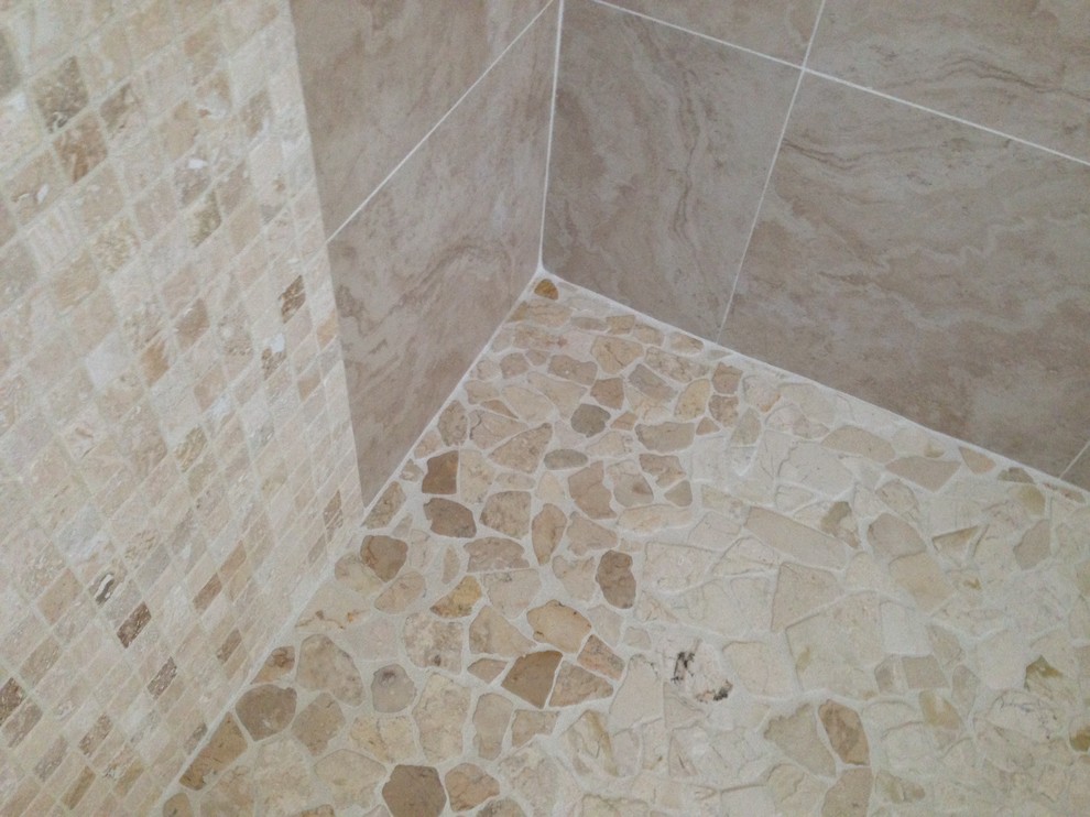 Klassisk inredning av ett mellanstort en-suite badrum, med ett undermonterad handfat, luckor med infälld panel, vita skåp, granitbänkskiva, ett platsbyggt badkar, en dusch i en alkov, en toalettstol med hel cisternkåpa, beige kakel, keramikplattor, beige väggar och klinkergolv i keramik