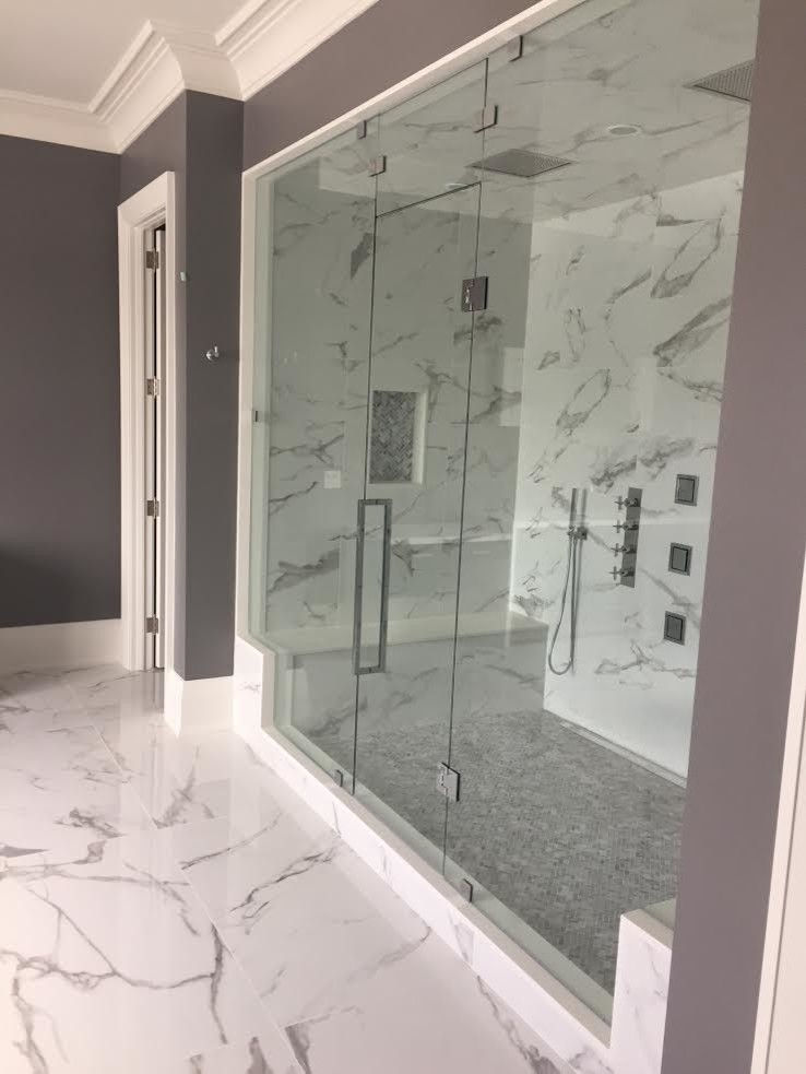 Inspiration pour une grande douche en alcôve principale design avec un carrelage blanc, du carrelage en marbre, un mur gris, un sol en marbre, un sol blanc et une cabine de douche à porte battante.