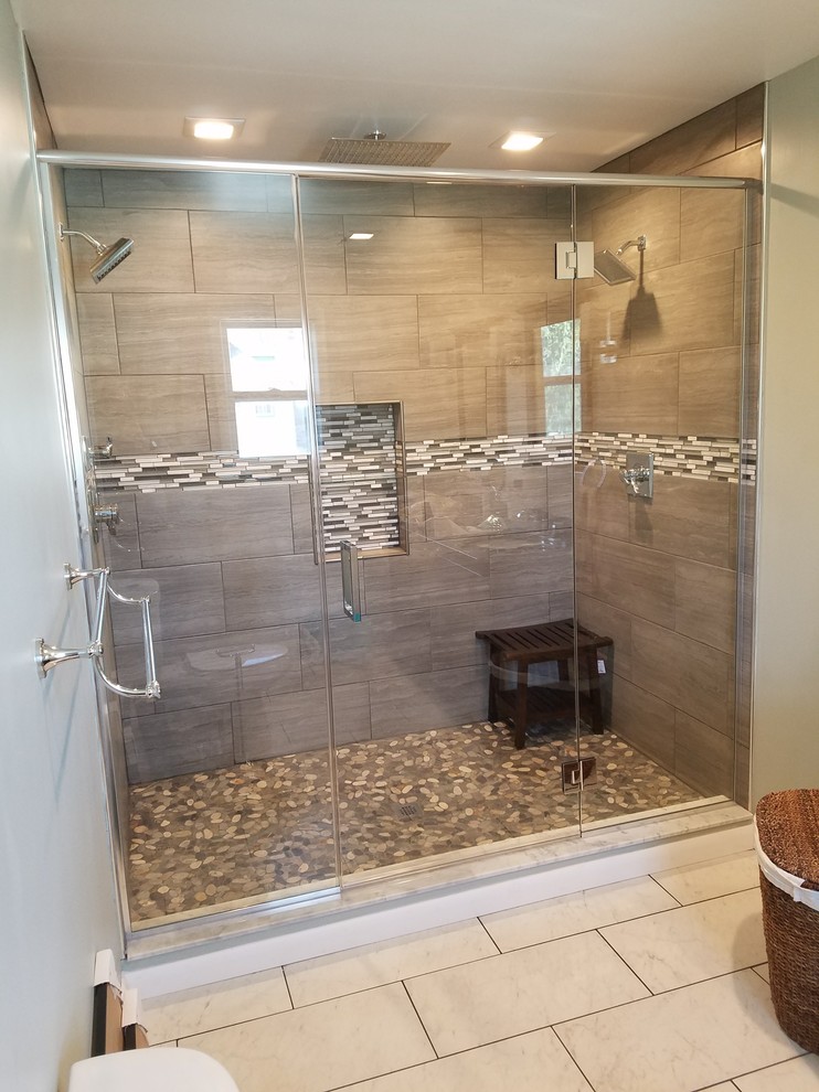 На фото: большая главная ванная комната в стиле модернизм с душем в нише, разноцветной плиткой, плиткой из листового камня, разноцветным полом и душем с распашными дверями с