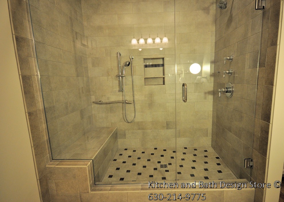 Modelo de cuarto de baño principal tradicional grande con ducha empotrada, baldosas y/o azulejos grises y baldosas y/o azulejos de porcelana