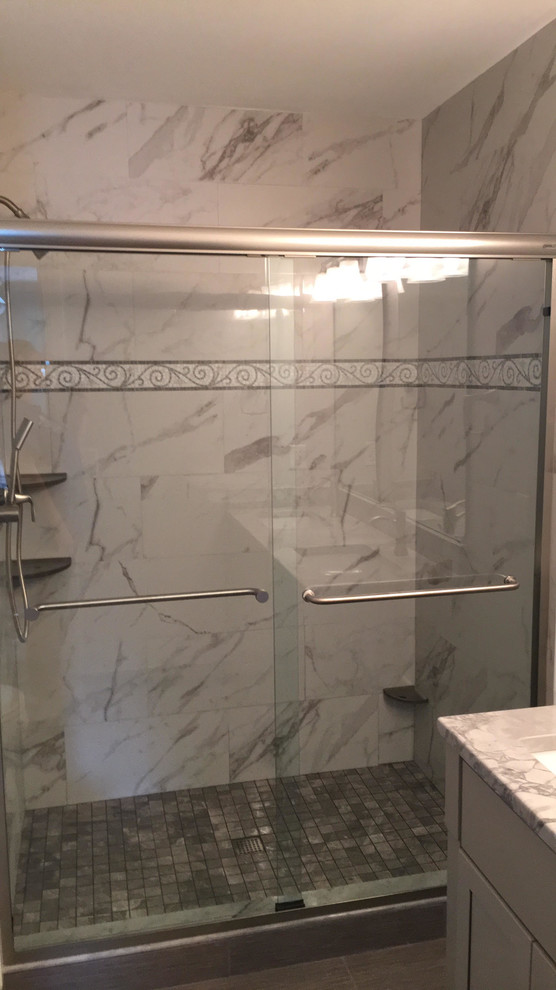 Стильный дизайн: главная ванная комната с серыми фасадами, столешницей из гранита, серой столешницей и душем с раздвижными дверями - последний тренд