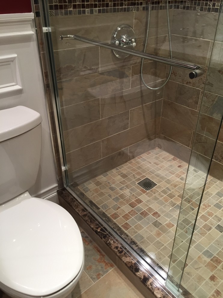 Inredning av ett klassiskt mellanstort en-suite badrum, med möbel-liknande, grå skåp, en öppen dusch, en vägghängd toalettstol, beige kakel, porslinskakel, röda väggar, klinkergolv i porslin, ett integrerad handfat, bänkskiva i kvartsit, beiget golv och dusch med skjutdörr