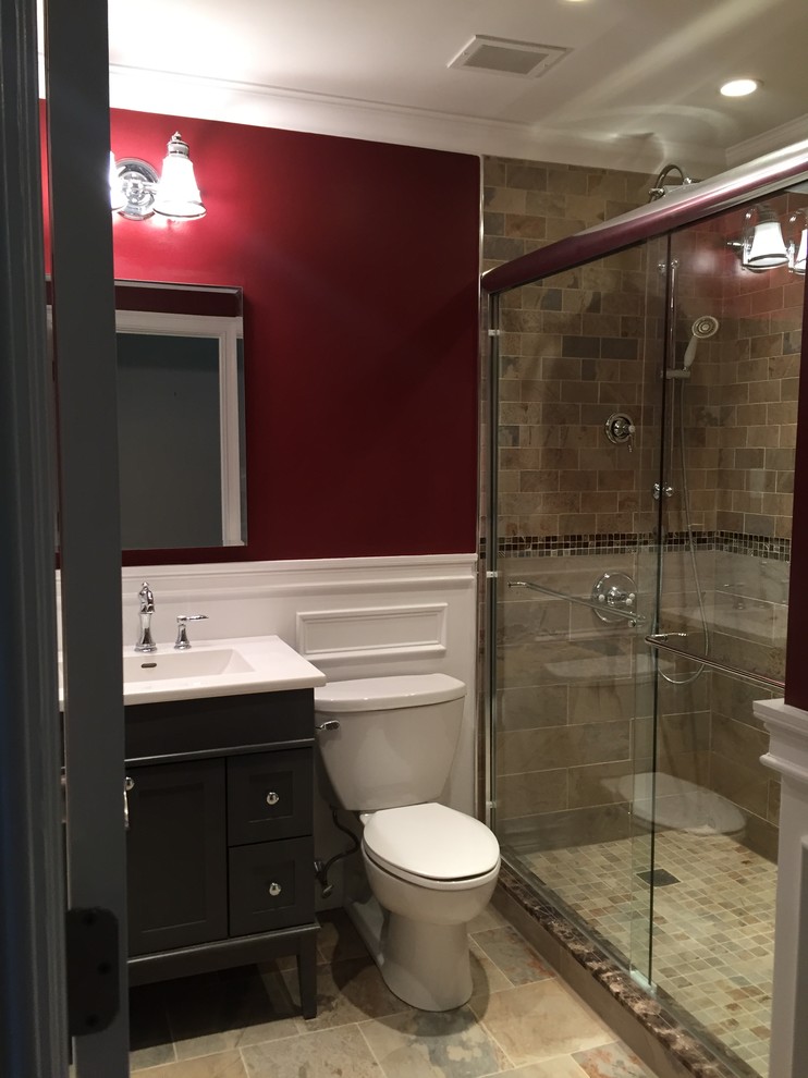 Bild på ett mellanstort vintage en-suite badrum, med möbel-liknande, grå skåp, en öppen dusch, en vägghängd toalettstol, beige kakel, porslinskakel, röda väggar, klinkergolv i porslin, ett integrerad handfat, bänkskiva i kvartsit, beiget golv och dusch med skjutdörr