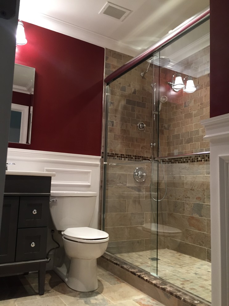 Klassisk inredning av ett mellanstort en-suite badrum, med möbel-liknande, grå skåp, en öppen dusch, en vägghängd toalettstol, beige kakel, porslinskakel, röda väggar, klinkergolv i porslin, ett integrerad handfat, bänkskiva i kvartsit, beiget golv och dusch med skjutdörr