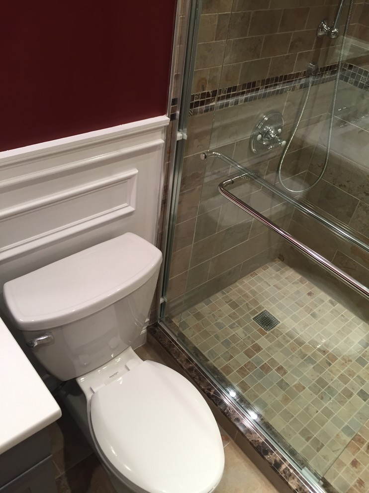 Exempel på ett mellanstort klassiskt en-suite badrum, med möbel-liknande, grå skåp, en öppen dusch, en vägghängd toalettstol, beige kakel, porslinskakel, röda väggar, klinkergolv i porslin, ett integrerad handfat, bänkskiva i kvartsit, beiget golv och dusch med skjutdörr